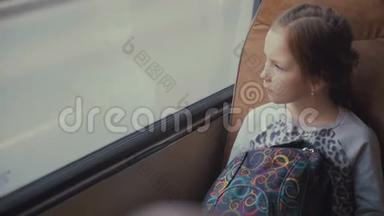 年轻漂亮的女乘客，在移动校车上带着书包，在她的智能手机和<strong>社交网络</strong>上使用<strong>社交网络</strong>